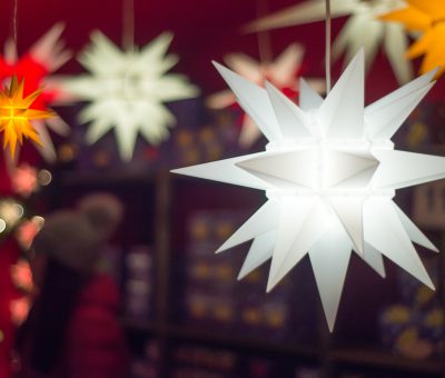 Lampki choinkowe, kurtyny świetlne i inne ozdoby świąteczne na okno – 6 propozycji!