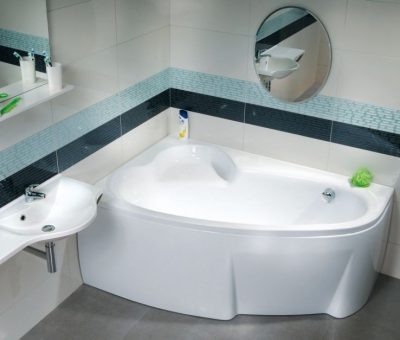 Wanna asymetryczna - gustowne zagospodarowanie powierzchni łazienki