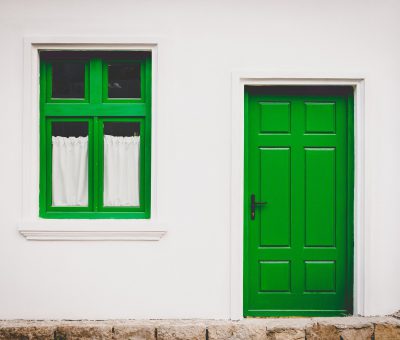 Malowanie fasady natryskiem pneumatycznym – wady i zalety