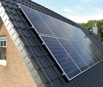 Fotowoltaika auroPOWER marki Vaillant na dachu budynku