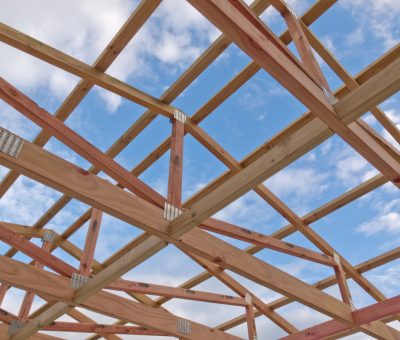 Wiązary dachowe – zalety elementów prefabrykowanych