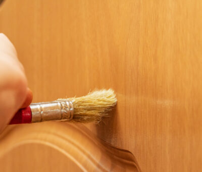 Chcesz zmienić kolor drzwi z okleiny Postaw na profesjonalną farbę!